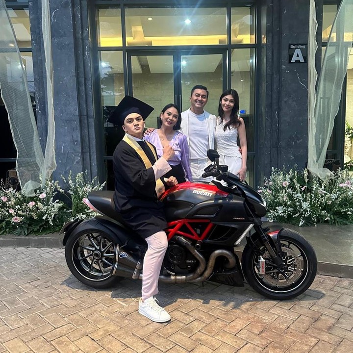 <p>Unggahan Arka juga dibanjiri komentar netizen yang memberikan ucapan selamat. "Congrats Mas Arkaaaa, makin sukses ya ke depannya," ucap @shintan*** "Selamat mas Arka," kata @difa_auliar**** (Foto: Instagram @aruckermans @bu_deedee @anjasmara)</p>