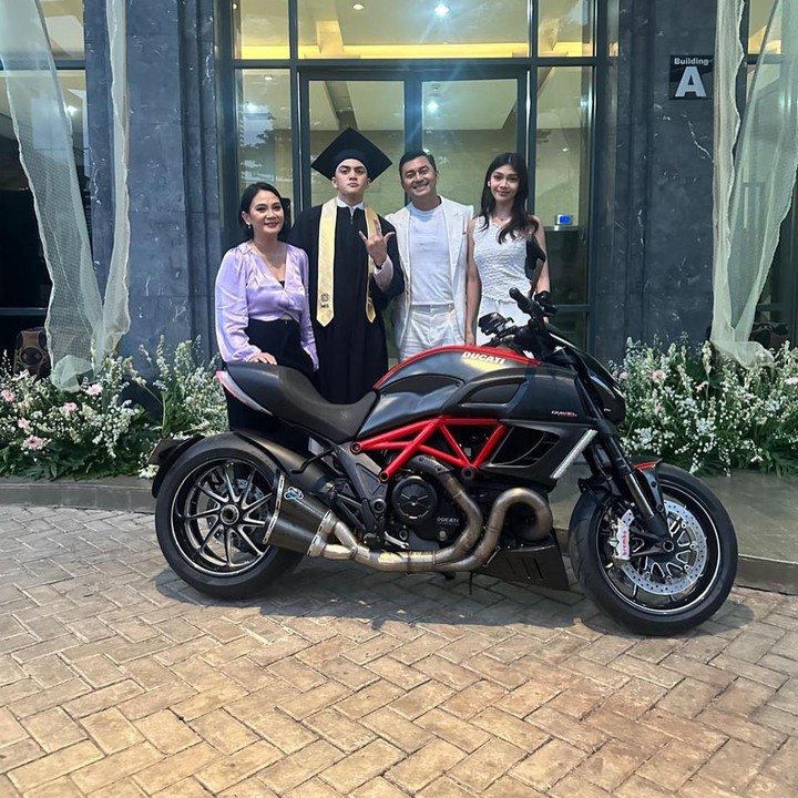 <p>Sementara itu di akun Instagram pribadinya, Arka Asmara mengunggah potret ketika ia berpose di depan motornya dengan mengenakan busana wisuda. (Foto: Instagram @aruckermans @bu_deedee @anjasmara)</p>