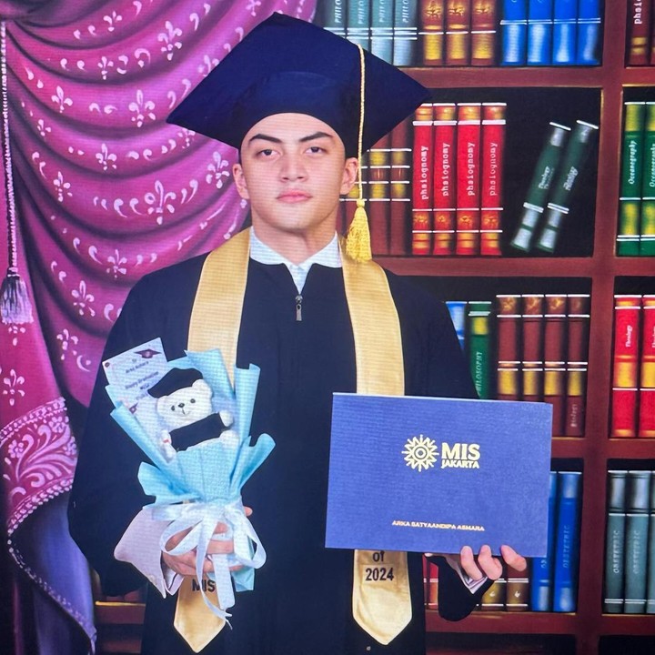 <p>Lewat media sosial, Dian Nitami dan Anjasmara membagikan potret sang putra di hari wisuda. Dian juga menuliskan pesan haru dalam unggahannya, nih. "Ya ampuun mas Arka, kayaknya baru kemaren ibu anterin kamu ke sekolah di kelas 1 SD. Masih pakai air mata, pakai drama, pakai ngambek. Kok sekarang kamu sudah lukus kelas 12 aja ya. Kenapa 12 tahun ini rasanya cuma sekejap," tulisnya. (Foto: Instagram @aruckermans @bu_deedee @anjasmara)</p>