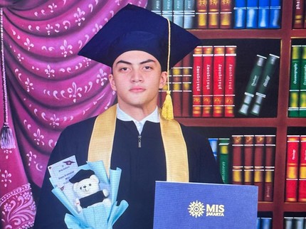 7 Potret Arka Anak Anjasmara dan Dian Nitami Lulus SMA, Sang Bunda Tulis Ucapan Haru