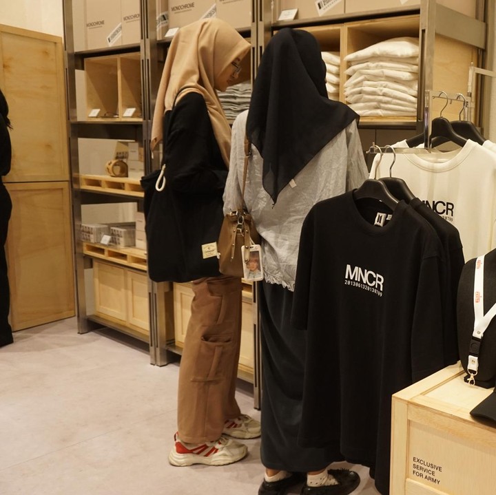 <p>Untuk menyenangkan para ARMY Indonesia, BTS POP-UP: MONOCHROME memberikan merchandise eksklusif berupa <em>lanyard</em> BTS FESTA 2024 dengan minimum pembelanjaan Rp750 ribu di <em>pop-up store</em>. (Foto: Atmaja Kurniawan)</p>