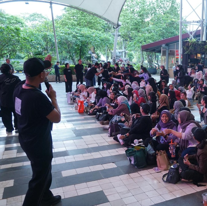 <p>Selain promo di <em>pop-up store</em>, para ARMY juga diajak untuk nonton dan karaoke bareng di area Piazza Mal Gandaria City. Acara dimulai dengan membagikan <em>freebies</em> untuk para ARMY yang beruntung. (Foto: Atmaja Kurniawan)</p>