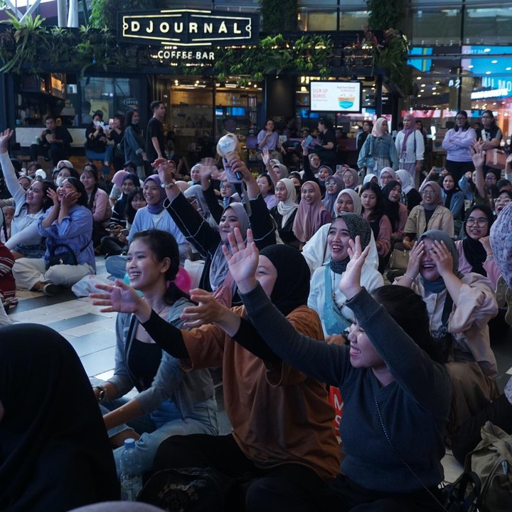 <p>Acara semakin meriah saat para ARMY nonton bareng BTS FESTA 2024 yang disiarkan secara langsung dari Seoul, Korea Selatan, di mana Jin selama satu jam menampilkan <em>performance</em> yang telah lama dinantikan para ARMY. (Foto: Atmaja Kurniawan)</p>