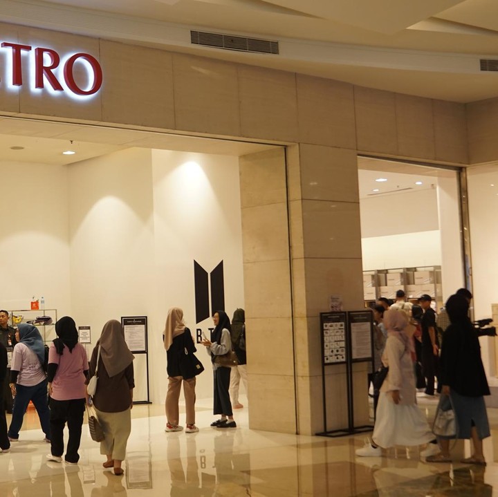 <p>Bunda penggemar BTS pastinya tak ingin melewatkan perayaan <em>a</em><em>nniversary boygroup</em> asal Korea Selatan itu. Oleh karena itu, METRO Department Store menghadirkan promo menarik di BTS POP-UP: MONOCHROME hingga menyelenggarakan acara Noraebang alias nonton dan karaoke bareng ARMY Indonesia. (Foto: Atmaja Kurniawan)</p>