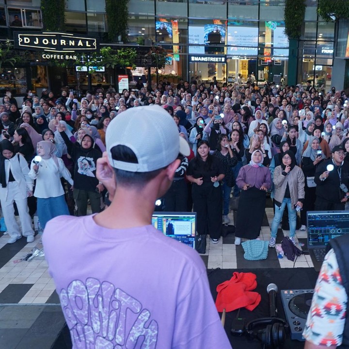 <p>Mereka juga diajak karaoke bareng menyanyikan lagu-lagu BTS. “Merayakan <em>anniversary</em> BTS yang ke-11 bersama para ARMY Indonesia merupakan ritual wajib. Jadi, pastinya sangat senang merayakan bersama,” ujar Sarah, salah satu ARMY. (Foto: Atmaja Kurniawan)</p>