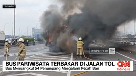 VIDEO: Bus Pariwisata Terbakar di Jalan Tol