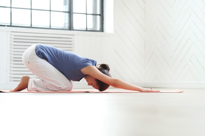 7 Gerakan Yoga Simple Mampu Menenangkan Pikiran, Yuk Coba!