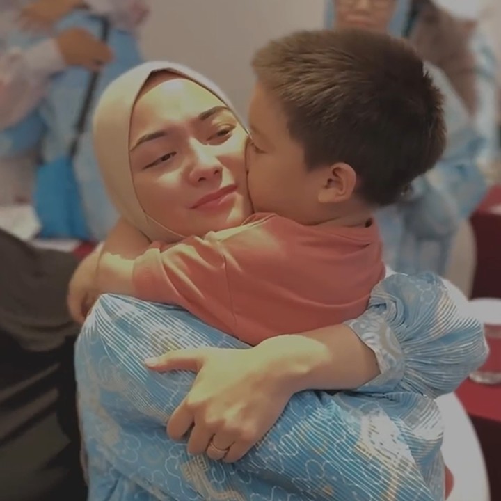 <p>Citra Kirana juga menyempatkan diri untuk berpamitan dengan sang anak, Athar yang kini sudah berusia 3 tahun. Athar tampak mencium pipi sang Bunda dengan penuh cinta sebelum ditinggal berangkat haji. (Foto: Instagram @citraciki)</p>