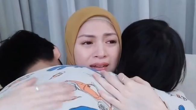 5 Potret Momen Haru Artis Saat Pamit ke Anak untuk Berangkat Haji, Nangis dan Minta Maaf