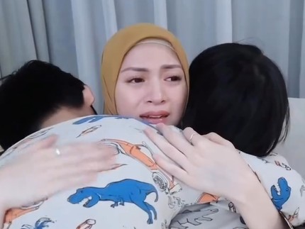 5 Potret Momen Haru Artis Saat Pamit ke Anak untuk Berangkat Haji, Nangis dan Minta Maaf