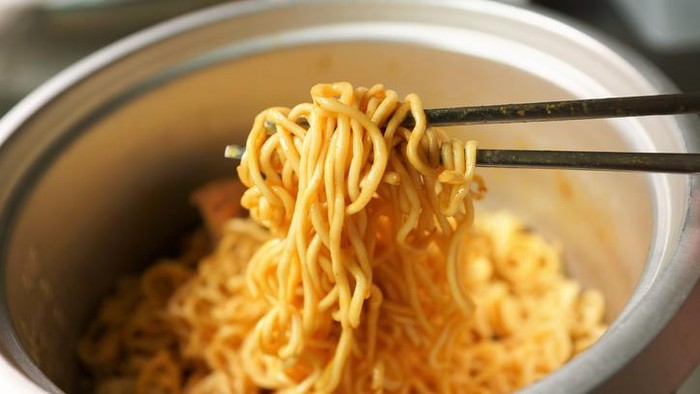 5 Efek Negatif Konsumsi Mie Instan, Bikin Berat Badan Melonjak