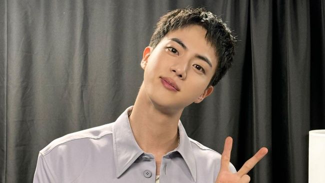Salah satu penggemar telah dilaporkan ke polisi usai nekat mencium Jin BTS di atas panggung saat perayaan ulang tahun grup asal Korea Selatan tersebut.