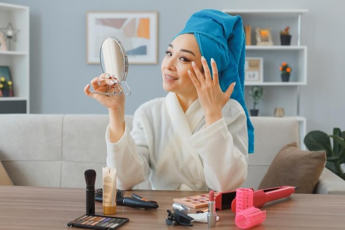 Tips Makeup Anti Luntur di Musim Panas, Jamin Tahan Keringat!