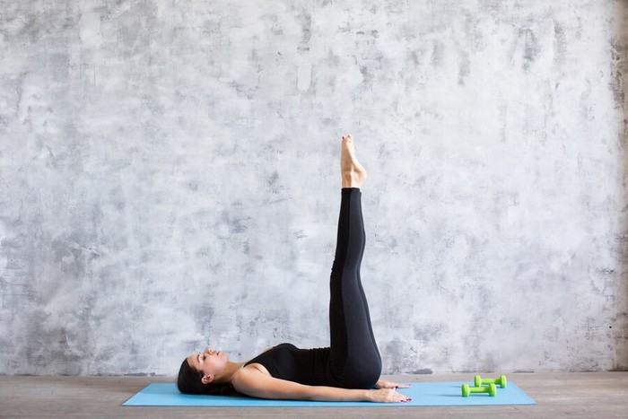 7 Gerakan Yoga Simple Mampu Menenangkan Pikiran, Yuk Coba!