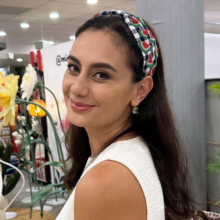 <p>Hari Donor Darah Sedunia diperingati setiap tanggal 14 Juni. Kegiatan donor darah kerap dilakukan oleh para artis, seperti Marissa Nasution. Rutin mendonorkan darah membuat presenter berdarah Jerman-Batak itu merasa lebih sehat. "Aku Diusahakan rutin donor darah. Ini untuk kesehatan juga kan. Kalau donor darah sendiri kan kita nggak tahu dalam situasi kapan kita membutuhkan darah. Itu kan suatu yang nggak bisa dibeli kayak obat. Buat aku donor darah penting, harus ikhlas," tuturnya, melansir dari <em>detikcom,</em> Kamis (13/6/24). (Foto: Instagram @marissaln)</p>