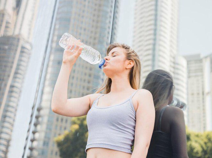Menjaga tubuh agar lebih terhidrasi menjadikan tubuh lebih bugar (Foto/Freepik/