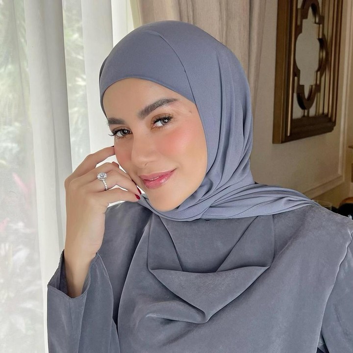 <p>Olla Ramlan juga menjadi salah satu artis Tanah Air yang rutin melakukan donor darah. Meski merasakan efek samping seperti pusing, ia tetap rutin mendonorkan darah. "Aduh pusing, tapi nggak apa-apa, sudah terbiasa juga. Ini yang keempat kali ya," ucapnya saat mengikuti acara donor darah di HUT Bhayangkari ke-77 pada tahun lalu, dikutip dari <em>detikcom.</em> (Foto: Instagram @ollaramlan)</p>