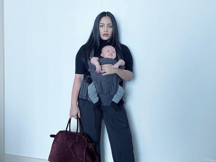 7 Potret Gaya Artis Muda Gendong Bayi, dari Angel Pieters hingga Jessica Mila