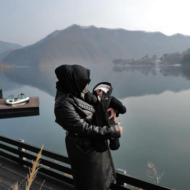 <p>Aurel Hermansyah tidak kalah <em>fashionable</em> kala menggendong putri bungsunya, Azura. Potret yang diambil di Korea ini memperlihatkan Aurel dan Azura kompak mengenakan baju hangat berwarna hitam. Kece banget ya, Bunda! (Foto: Instagram: @aurelie.hermansyah)</p>