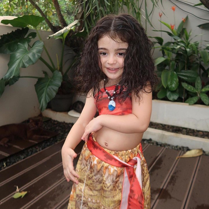 <p>Beberapa waktu lalu, Guzel tampil dengan rambut yang dibiarkan keriting. Ia juga mengenakan setelan oranye bak Princess Moana. "Ya Allah gemessssssss," papar seorang netizen. "Moana <em>Masya Allah</em>," tutur netizen lain dengan emotikon hati. (Foto: Instagram: @marginw)</p>