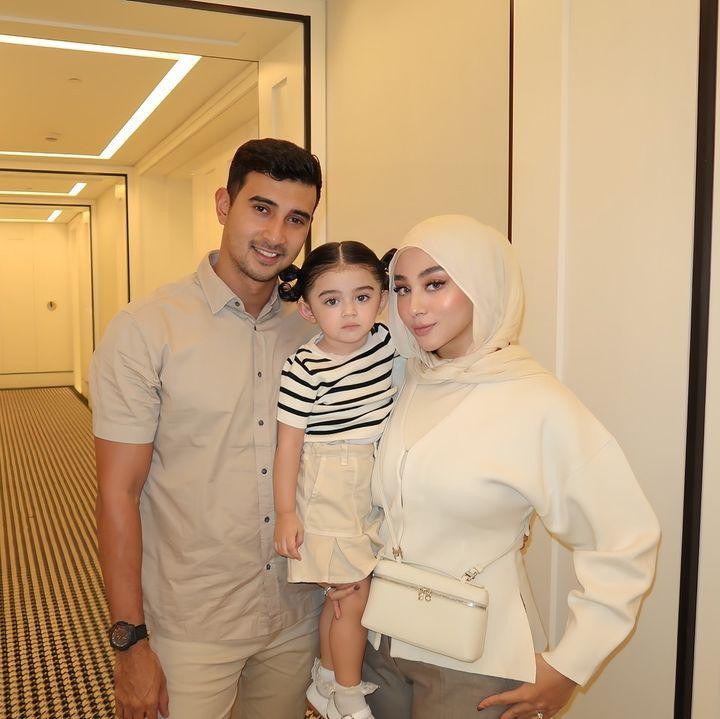 <p>Margin Wieheerm menikah dengan Ali Syakieb pada tahun 2021. Keduanya pun dikaruniai seorang putri cantik bernama Guzelim Ali Syakieb. (Foto: Instagram: @marginw)</p>
