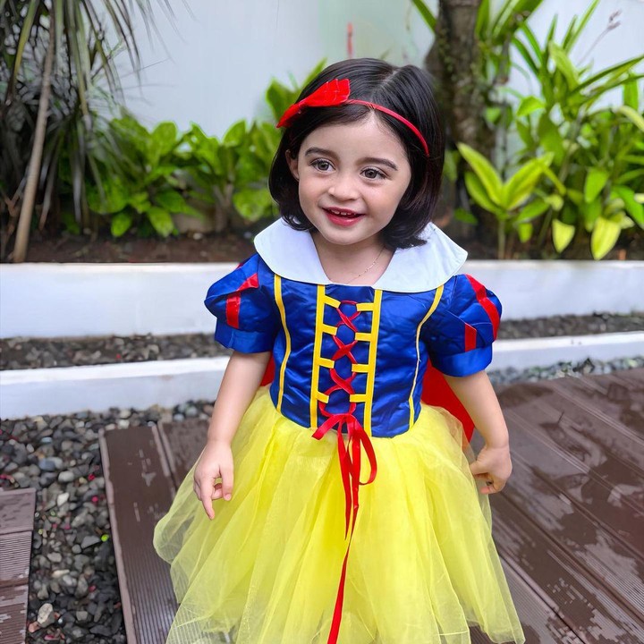 <p>Pada kesempatan lain, Guzel sempat menjadi Princess Snow White, Bunda. Guzel sangat menggemaskan kala memakai gaun biru-kuning dan bando warna merah. (Foto: Instagram: @marginw)</p>