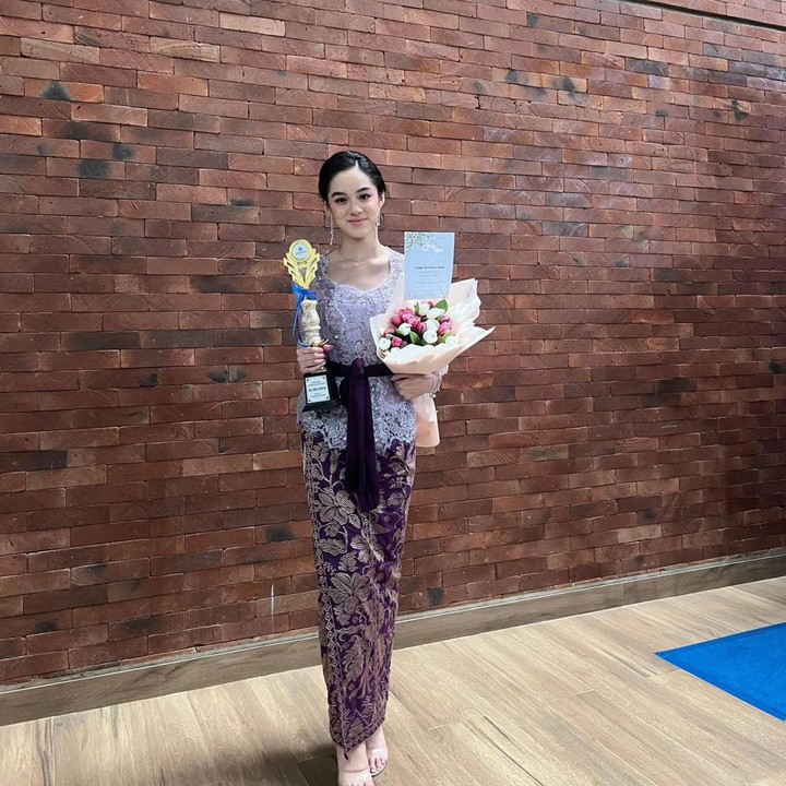 <p>Banyak netizen yang turut bangga dan berbahagia dengan kelulusan Shaista nih, Bunda. Tidak sedikit dari mereka yang mengucapkan selamat dan mendoakan kesuksesan Shaista. (Foto: Instagram: @rio.stokhorst)</p>
