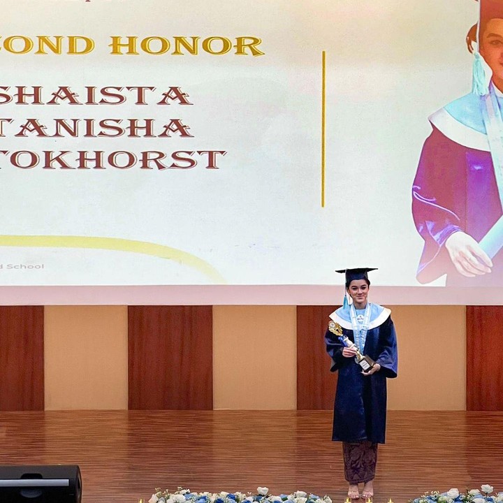 <p>Rio pun mengungkapkan rasa bangganya kepada Shaista karena telah lulus dan mendapatkan gelar 'Second Honor' dari sekolah. Rio turut menyebut dirinya dan sang istri merasa terharu dengan kesuksesan sang putri. (Foto: Instagram: @rio.stokhorst)</p>