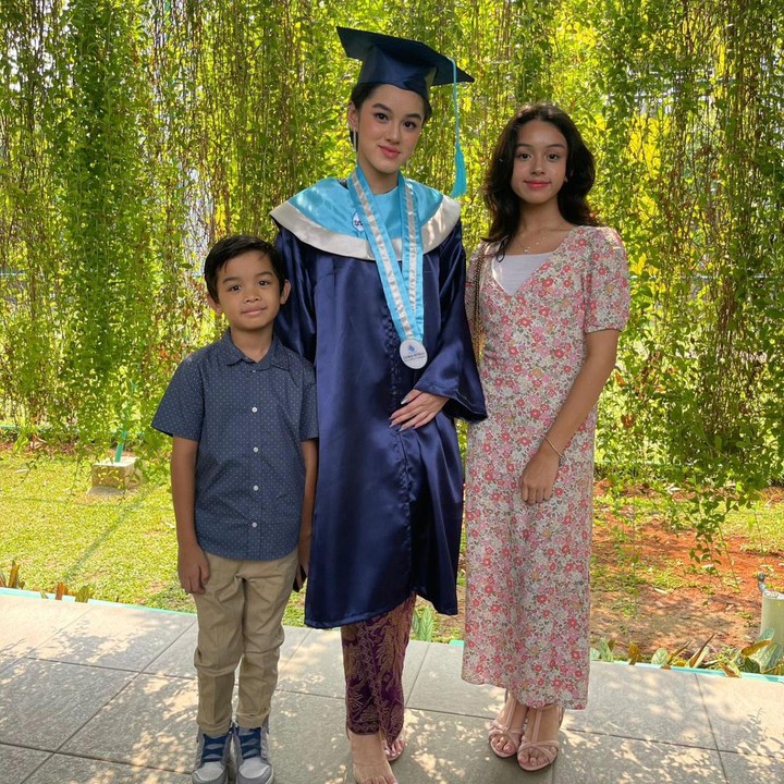 <p>Sayangnya, Rio dan istri berhalangan menghadiri acara wisuda kelulusan sekolah Shaista, Bunda. Hal ini karenanya keduanya kini tengah menjalankan ibadah haji. (Foto: Instagram: @rio.stokhorst)</p>