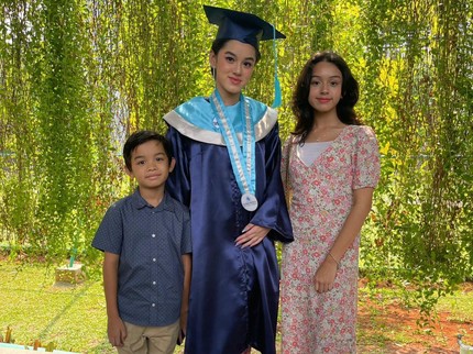 7 Potret Putri Sulung Rionaldo Stokhorst Wisuda, Tak Didampingi Ortu karena Naik Haji
