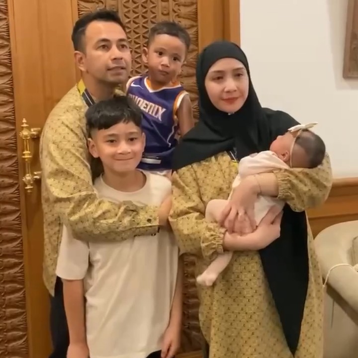 <p>Raffi Ahmad dan Nagita Slavina berangkat haji bersama sejumlah karyawan dan anggota keluarga mereka. Namun, pasangan ini tak membawa anak-anak. Mereka pun menyempatkan diri untuk berpamitan. "Bismillahirrahmanirrahim. Mohon doa’nya agar dilancarkan. Terimakasih buat yang sudah mendoakan dan nganterin kemarin," ujar mereka. (Foto: Instagram @raffinagita1717)</p>