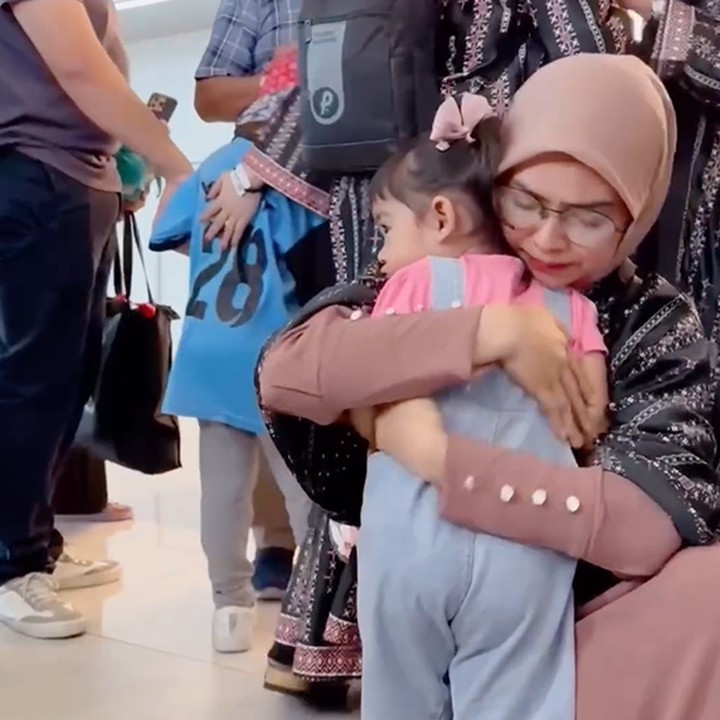 <p>Ria Ricis tak bisa menahan haru ketika berpamitan dengan sang putri, Moana. Ini merupakan momen haji pertama untuk adik Oki Setiana Dewi itu. "Ibu cinta sama Moana, tapi ibu lebih cinta sama yang ciptain Moana, ciptain kita semua.. Bismillah, aku memenuhi panggilanMu ya Allah.." tulisnya. (Foto: Instagram @riaricis1795)</p>
