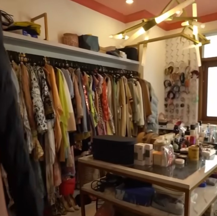 <p>Marshanda juga memiliki sebuah ruangan tempat menyimpan pakaian dan sepatu di lantai dua rumahnya. Dalam ruangan tersebut, ia menyiman koleksi pakaian dan sepatu dari sejak meniti karier. (Foto: YouTube TRANS7 OFFICIAL)</p>