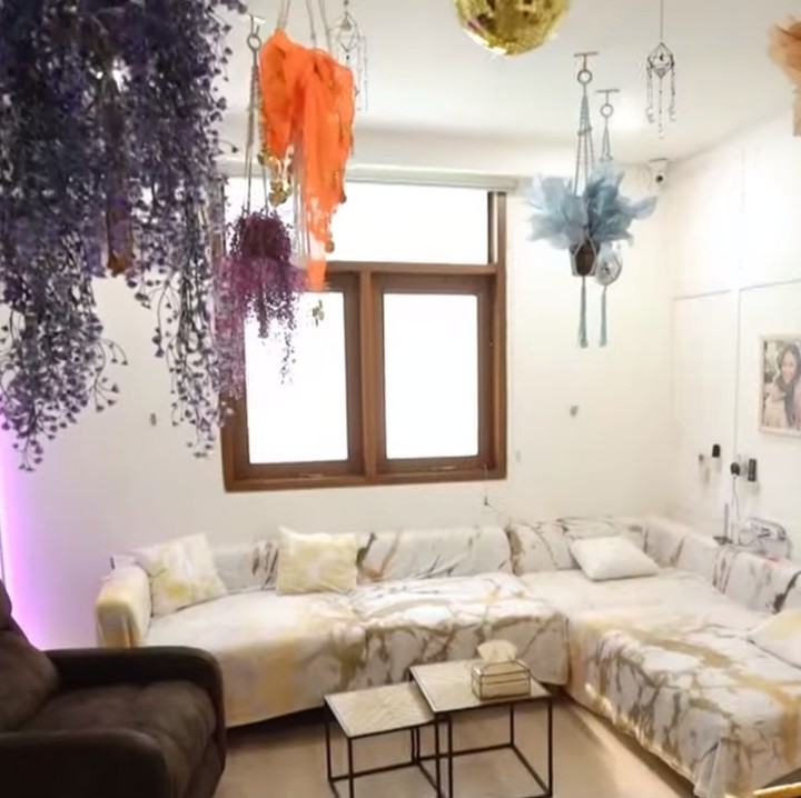 <p>Marshanda juga membuat satu ruangan khusus untuk bersantai yang didominasi warna putih. Bunda satu anak ini mengisi ruangan ini dengan berbagai hiasan yang aesthetic. Hampir semua produk di dalam rumah Marshanda ini ternyata terbuat dari bahan-bahan alami dan bebas kimia lho. (Foto: YouTube TRANS7 OFFICIAL)</p>