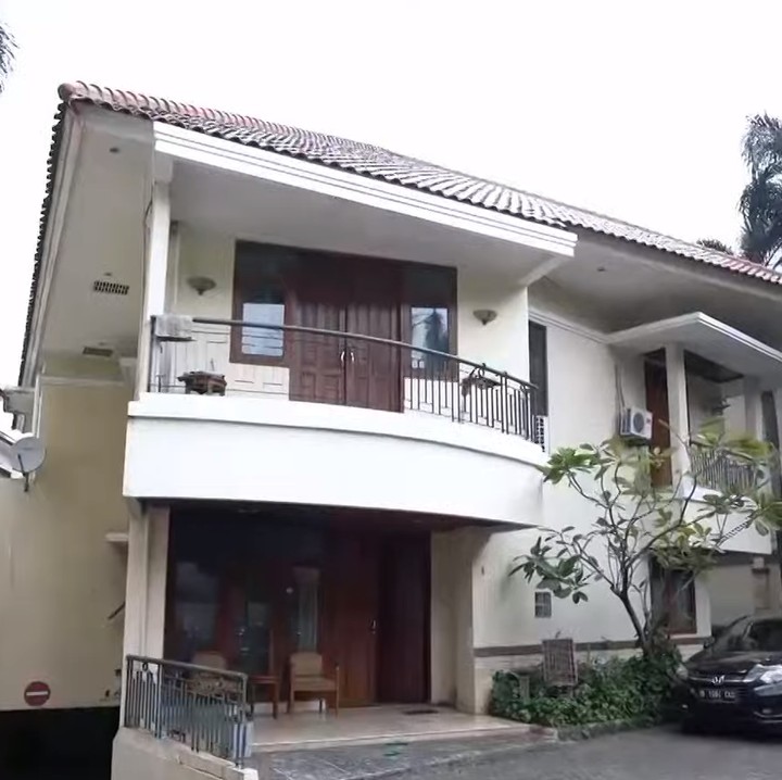 <p>Tempat tinggal Marshanda ini berada di sebuah town house milik keluarga. Rumah mewah ini ternyata dekat dengan hotel milik keluarganya, Hotel Sofyan. (Foto: YouTube TRANS7 OFFICIAL)</p>