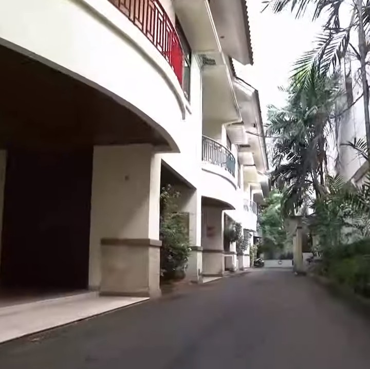 <p>Marshanda tinggal di sebuah town house milik keluarga di daerah Menteng. Ternyata, tempat tinggalnya ini dekat dengan hotel milik keluarganya, Hotel Sofyan. (Foto: YouTube TRANS7 OFFICIAL)</p>