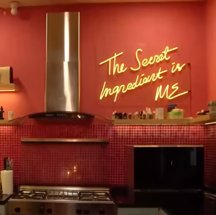 <p>Sudut-sudut di rumah Marshanda ini dibuat Instagramable, termasuk di area dapur. Dapur Marshanda didominasi warna merah bata dengan desain yang sangat aesthetic. Bukan tanpa alasan, ia sengaja mendekorasi ruangan di rumahnya Instagramable agar bisa bebas membuat konten. (Foto: YouTube TRANS7 OFFICIAL)</p>