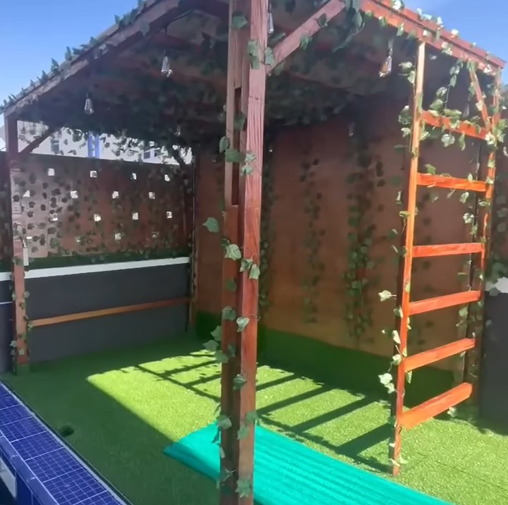 <p>Selain itu, ada area halaman belakang yang dilengkapi dengan <em>patio</em> untuk bersantai. (Foto: YouTube @kielrahayu)</p>