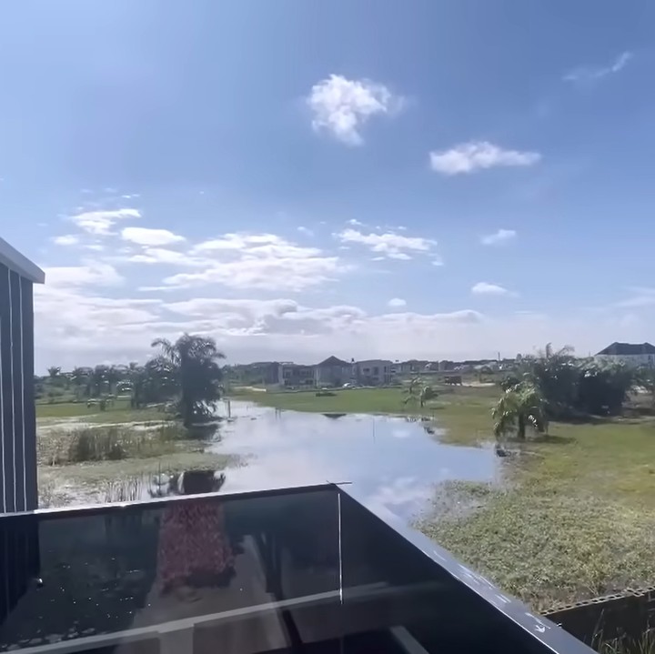 <p>Rumah mereka juga memiliki balkon luas yang menghadap ke area terbuka. "Balkonnya luas banget dan ini bisa ditanam bunga-bunga di sini. Ada tanah kosong juga di sini," kata Rahayu. (Foto: YouTube @kielrahayu)</p>