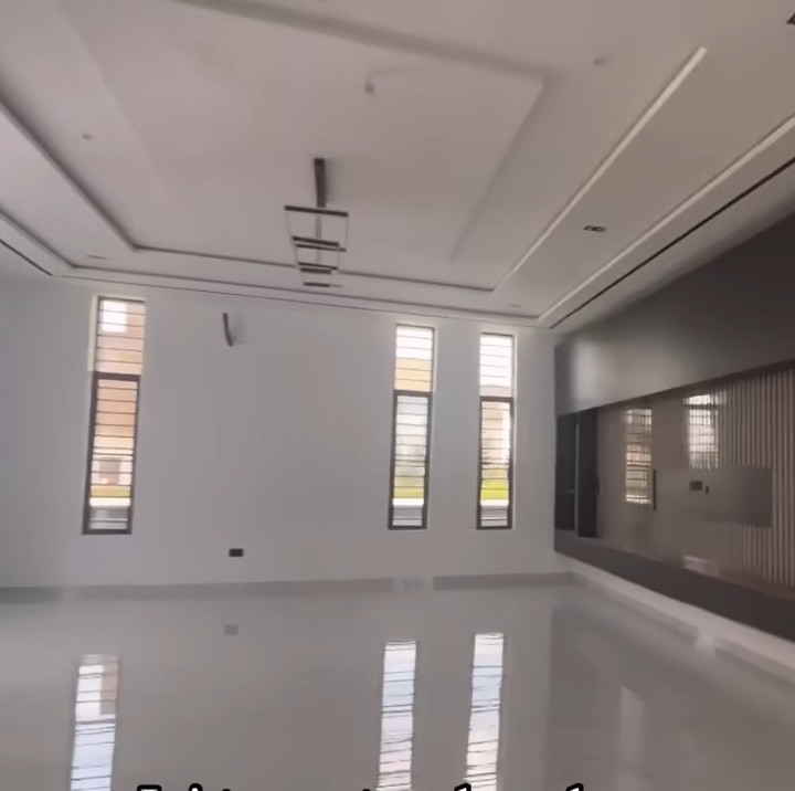 <p>Rahayu, perempuan Sunda yang menikahi pria Afrika bernama Kiel membagikan kabar terbaru mereka. Pasangan ini baru saja pindah ke rumah baru yang lebih luas. (Foto: YouTube @kielrahayu)</p>