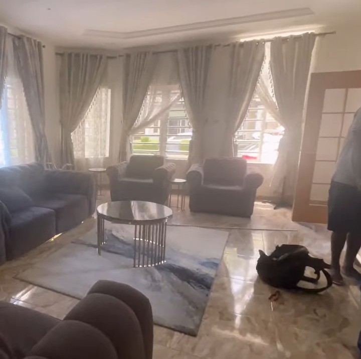 <p>Rahayu bercerita, mereka awalnya hendak mencari tanah kosong. Namun ternyata, sang suami tertarik dengan rumah yang diperlihatkan oleh sang agen. "Kita sebenarnya sudah malas mencari rumah, kita aslinya mau mencari tanah. Tapi enggak ada salahnya nih, agennya memperlihatkan rumah yang luas banget. Suamiku sampai tersenyum-senyum," ujar Rahayu. (Foto: YouTube @kielrahayu)</p>