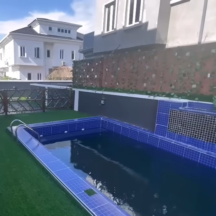 <p>Rumah mereka juga memiliki kolam renang dengan ukuran yang cukup luas. Cocok untuk bermain bersama Si Kecil, nih. (Foto: YouTube @kielrahayu)</p>