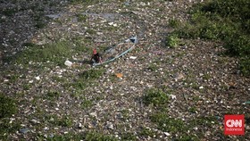 FOTO: Penampakan Tumpukan Sampah 3 Kilometer di Sungai Citarum