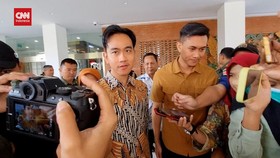 VIDEO: Gibran Minta Maaf Bagikan Buku Tulis Bergambar Jan Ethes