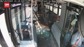 VIDEO: Momen Rusa di Rode Island Tabrak Bus. 3 Penumpang Terluka