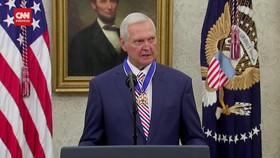 VIDEO: Sang Logo NBA Jerry West Meninggal di Usia 86 Tahun