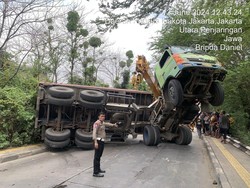 Polisi Ungkap Penyebab Truk Kontainer Terguling Timpa Mobil di Jakut