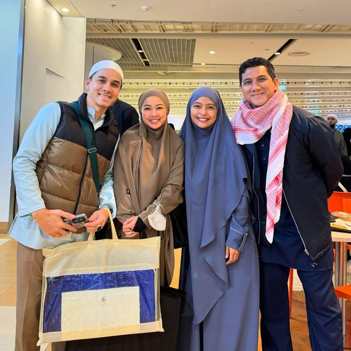 <p>Rionaldo Stokhorst dan sang istri, Aureli Beata Schulz juga berkesempatan menjalankan ibadah haji tahun ini. Tak disangka, mereka bertemu dengan Tantri Kotak dan Arda Naff di Tanah Suci. "Pertemuan yang Allah buat tanpa disengaja. Dengan yang baru dipertemukan maupun yang sudah lama tidak bertemu, selalu ada pelajaran baru yang bisa dipetik," kata Tantri. (Foto: Instagram @tantrisyalindri)</p>