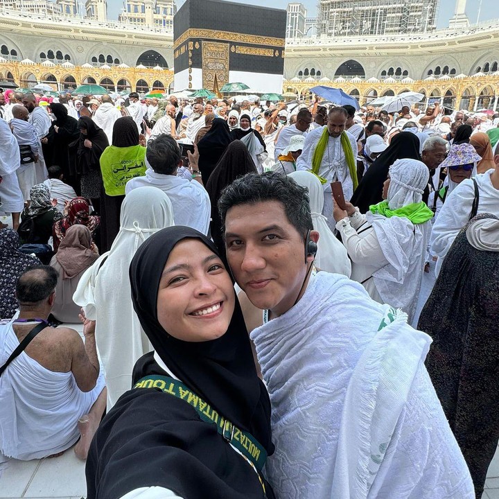 <p>Tantri Kotak dan Arda Naff akhirnya menginjakkan kaki di Mekkah untuk menunaikan rukun Islam ke-5. Mereka akhirnya berangkat haji setelah menunda keinginan untuk memiliki mobil baru. "Cara terindah yang Allah kasih adalah sebuah test bagaimana saya bisa mengikhlaskan ketetapanNya dan mengorbankan agar bisa mendapatkan KaruniaNya," kata Tantri. (Foto: Instagram @tantrisyalindri)</p>