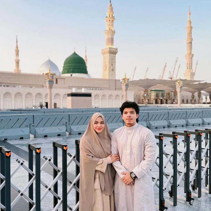 <p>Atta Halilintar dan Aurel Hermansyah berkesempatan mengunjungi Tanah Suci sebagai jamaah haji di tahun ini. Mereka menyampaikan rasa syukur dalam unggahan terbaru ketika berada di Madinah. "<em>Assalamualaikum</em> Ya Nabi semoga haji pertama kami bisa diterima oleh Allah. <em>Shollu ala Rosulillah habibi Mustafa</em>.<em> Peace be upon you Ya Nabiyallah,</em>" tulis Atta dalam unggahan fotonya. (Foto: Instagram @aurelie.hermansyah @attahalilintar)</p>